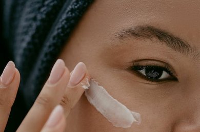 como aplicar creme de olhos