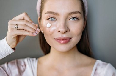 como aplicar o creme contorno de olhos